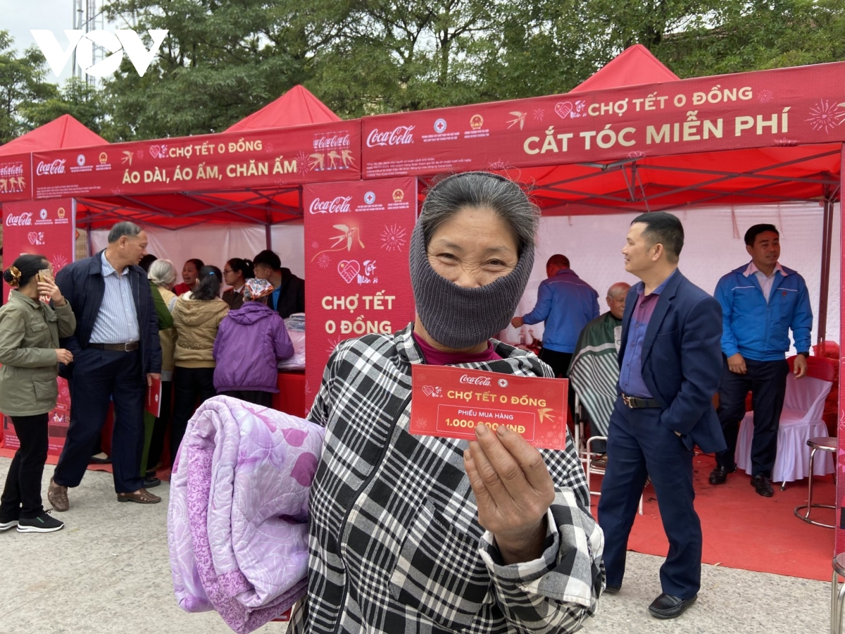 1.000 ho gia dinh ngheo tai thu do duoc di cho tet mien phi hinh anh 2