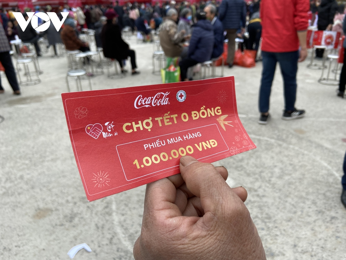 1.000 ho gia dinh ngheo tai thu do duoc di cho tet mien phi hinh anh 3
