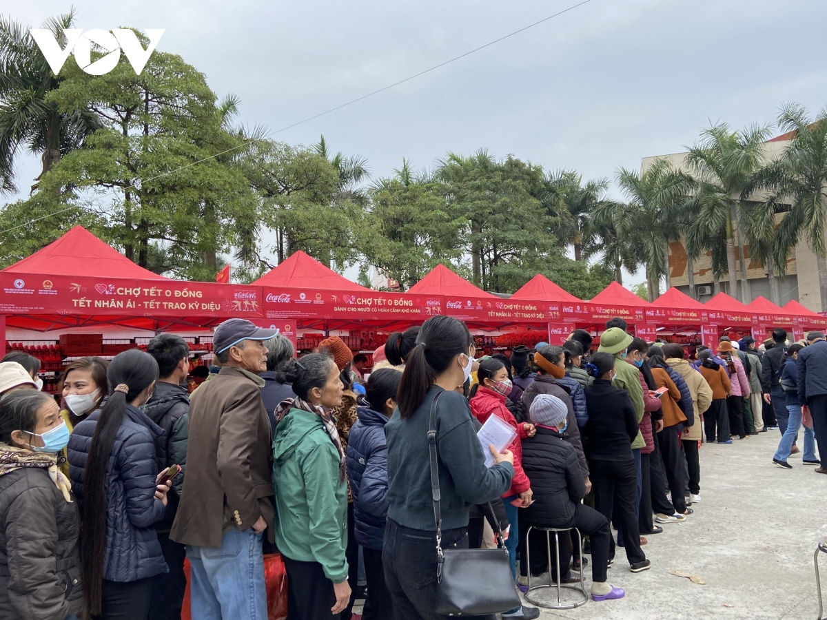 1.000 ho gia dinh ngheo tai thu do duoc di cho tet mien phi hinh anh 1