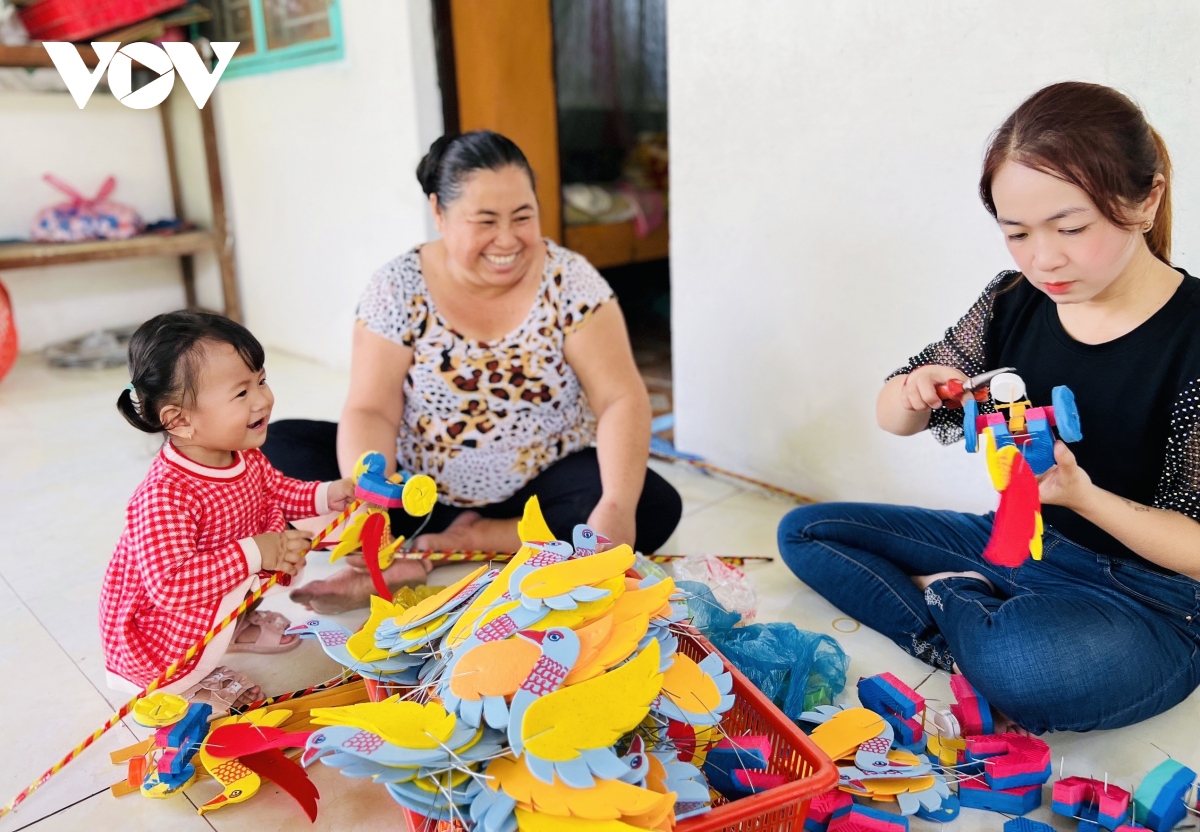 mot net tet xua goi ghem trong do choi dan gian nhieu mau sac hinh anh 2