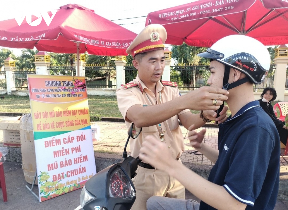 csgt ca nuoc ho tro nguoi dan tren duong ve que an tet hinh anh 3