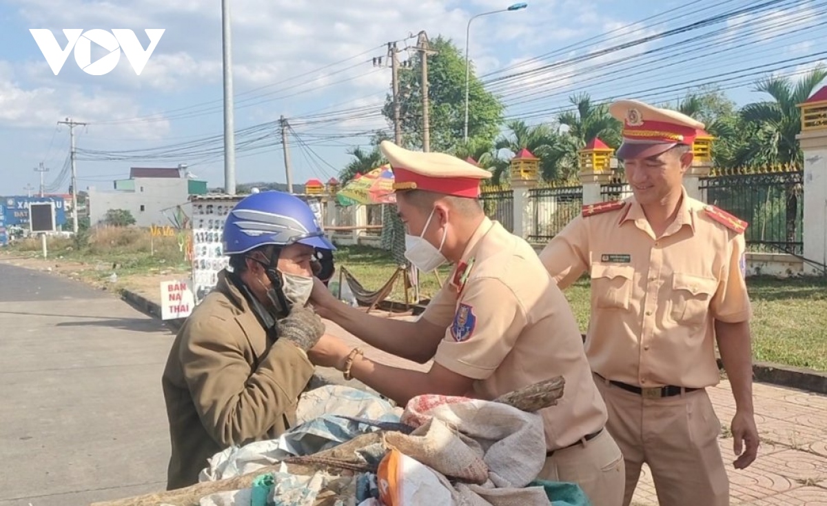 csgt ca nuoc ho tro nguoi dan tren duong ve que an tet hinh anh 4