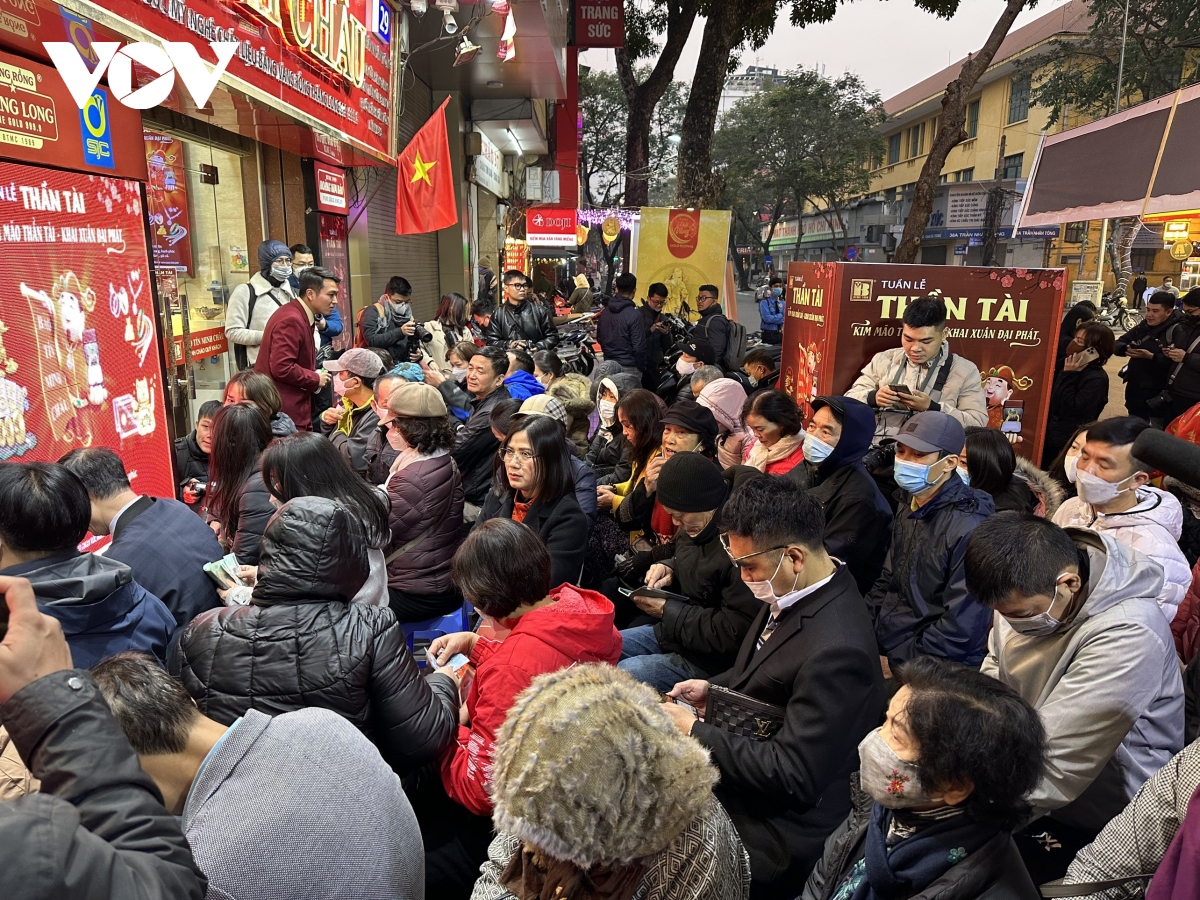 ngay via than tai nguoi dan xep hang tu sang som de mua vang hinh anh 1
