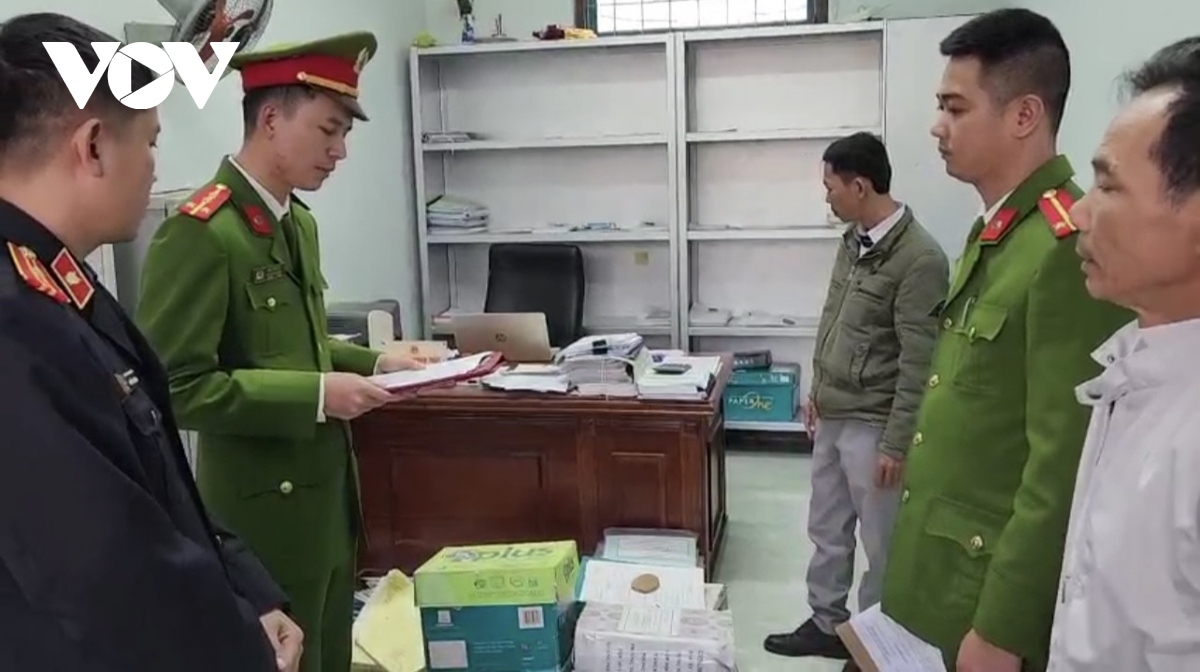 khoi to 2 can bo chiem doat tien ho tro thien tai cua nguoi dan hinh anh 1