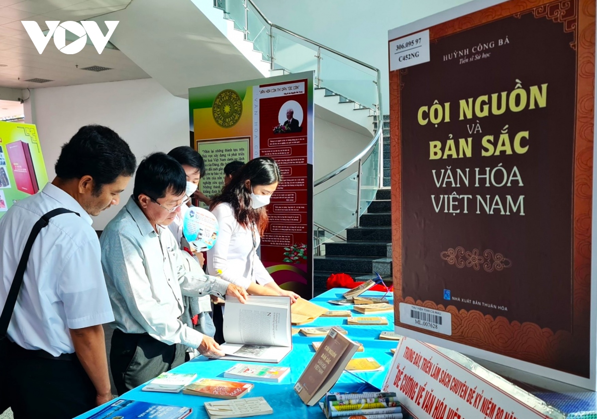 ca mau trien lam tu lieu, sach voi chu de 80 nam ra doi De cuong van hoa viet nam hinh anh 1