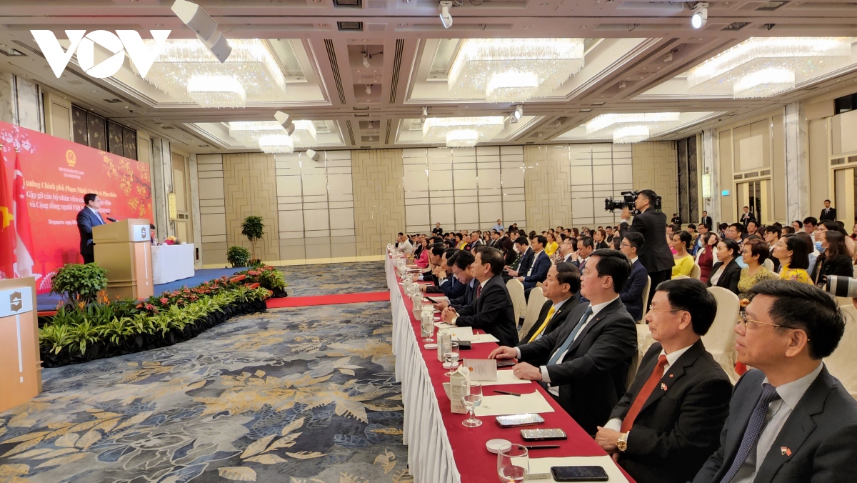 thu tuong gap can bo, nhan vien Dai su quan va cong dong viet nam tai singapore hinh anh 2