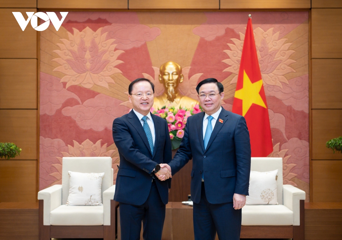 chu tich quoc hoi tiep tong giam doc phu trach tai chinh samsung electronics hinh anh 1