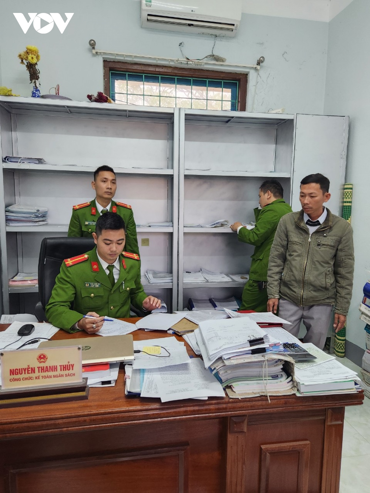 khoi to 2 can bo chiem doat tien ho tro thien tai cua nguoi dan hinh anh 2