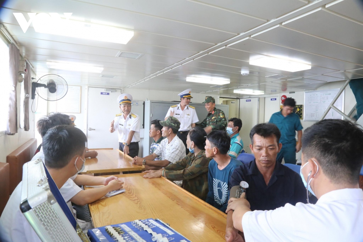vung 4 hai quan ban giao ngu dan cho gia dinh va dia phuong hinh anh 1