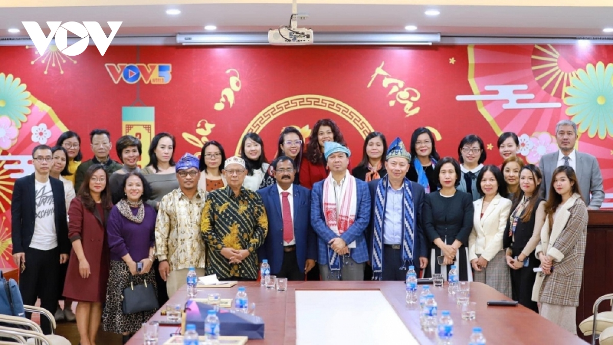 thinh gia indonesia vov la cau noi huu nghi, doan ket va thuc day hoa binh hinh anh 1