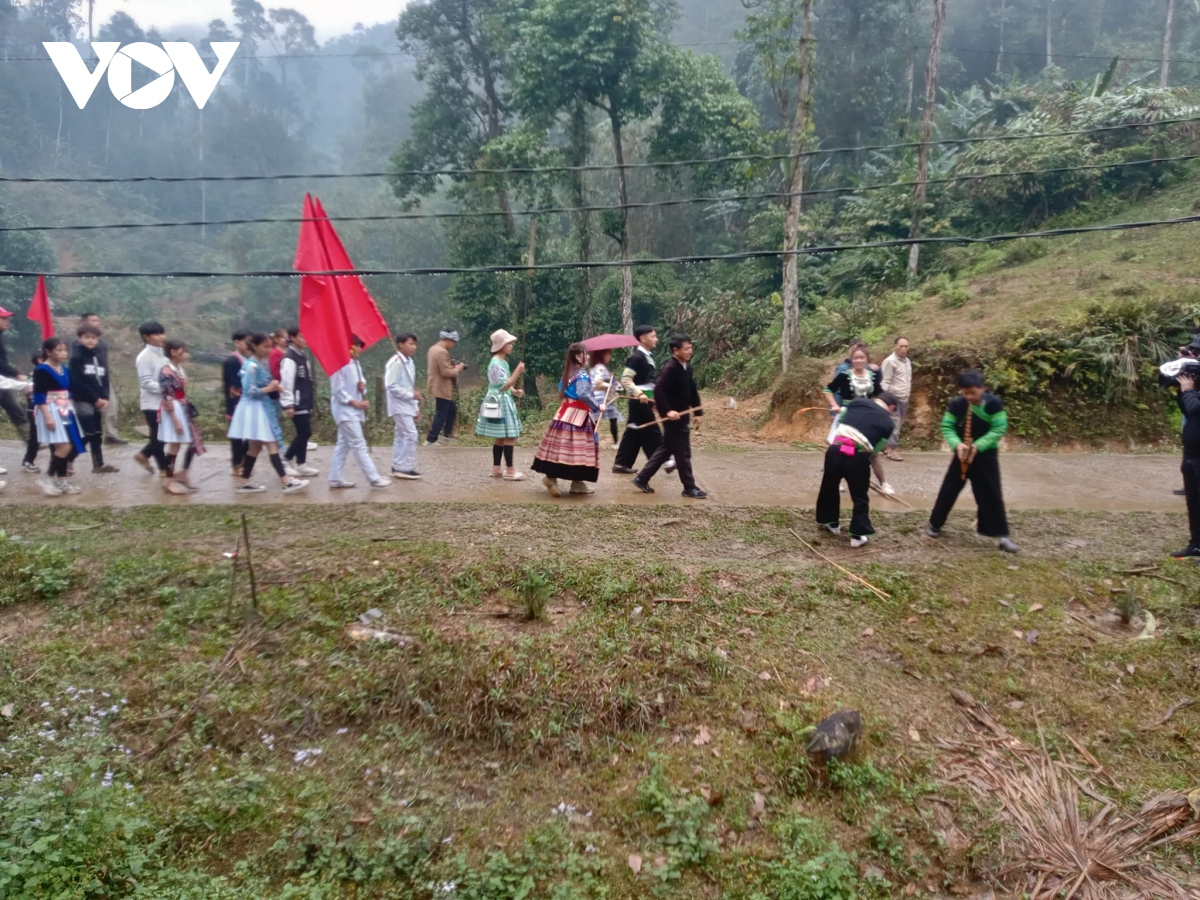 net van hoa giu rung cua nguoi mong na hau hinh anh 2