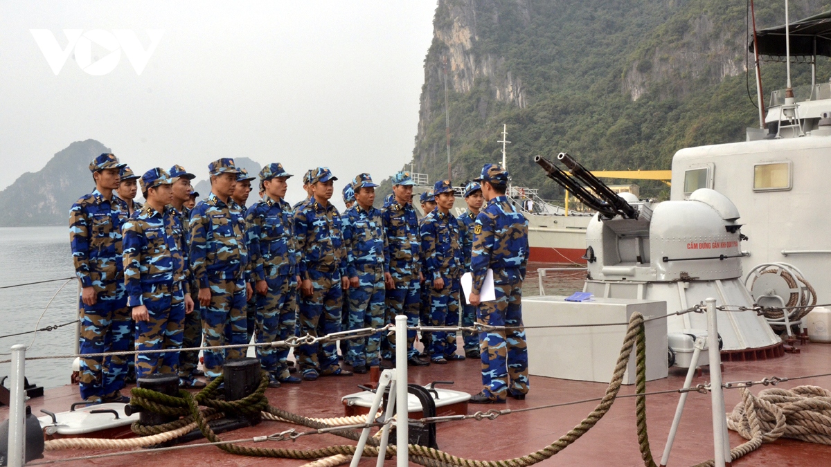 hinh anh tau hai quan huan luyen ban ngu loi, dan that tren bien hinh anh 1