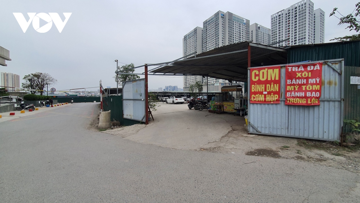 kho xuong xay dung trai phep, tram be tong gay o nhiem ngay truoc ubnd xa tan trieu hinh anh 3