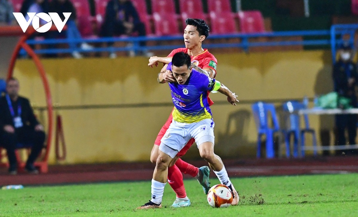 van hau thi dau khong nuong chan voi cac dong doi cu o ha noi fc hinh anh 5