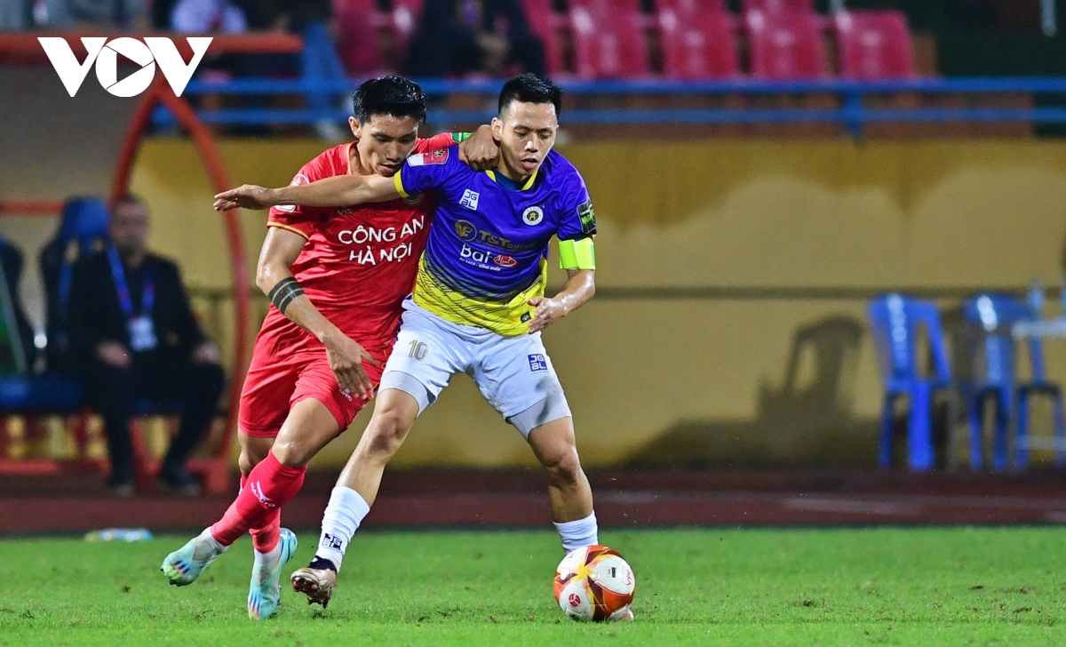 van hau thi dau khong nuong chan voi cac dong doi cu o ha noi fc hinh anh 6