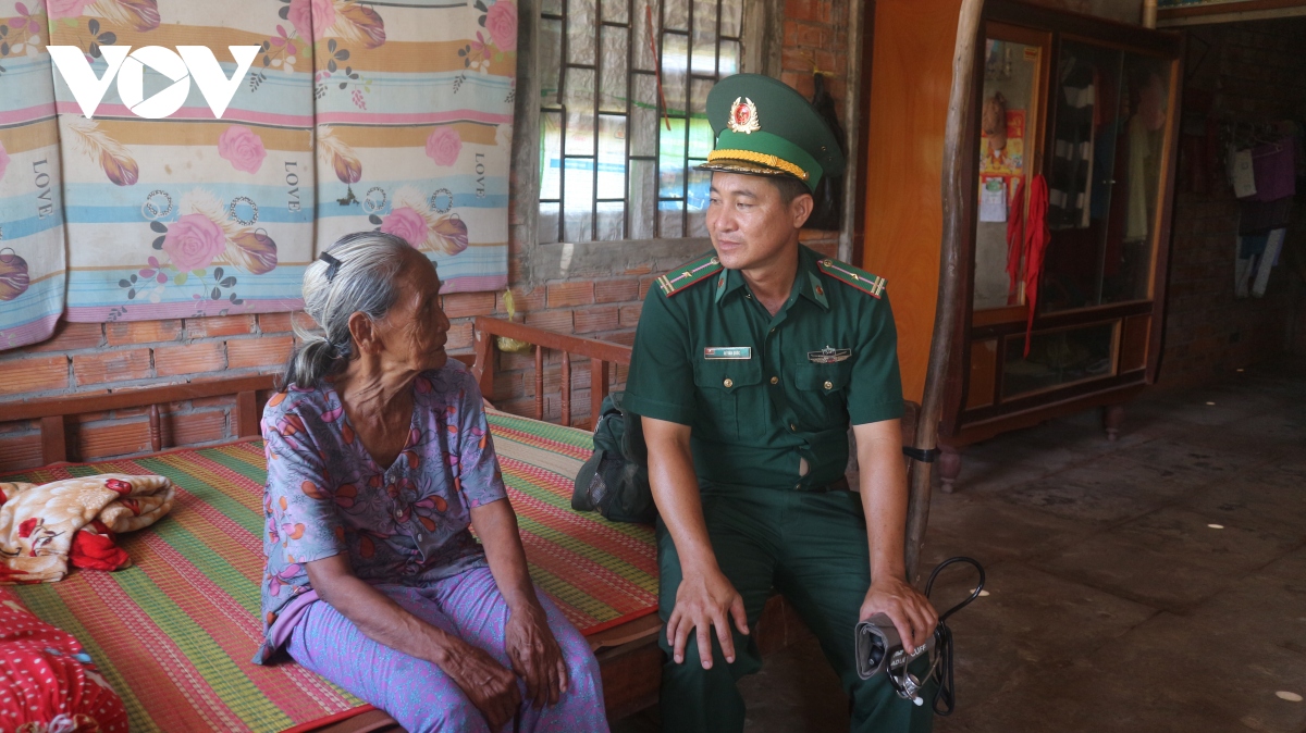 bac sy quan ham xanh soc trang nang long voi dong bao khmer vung ven bien hinh anh 2