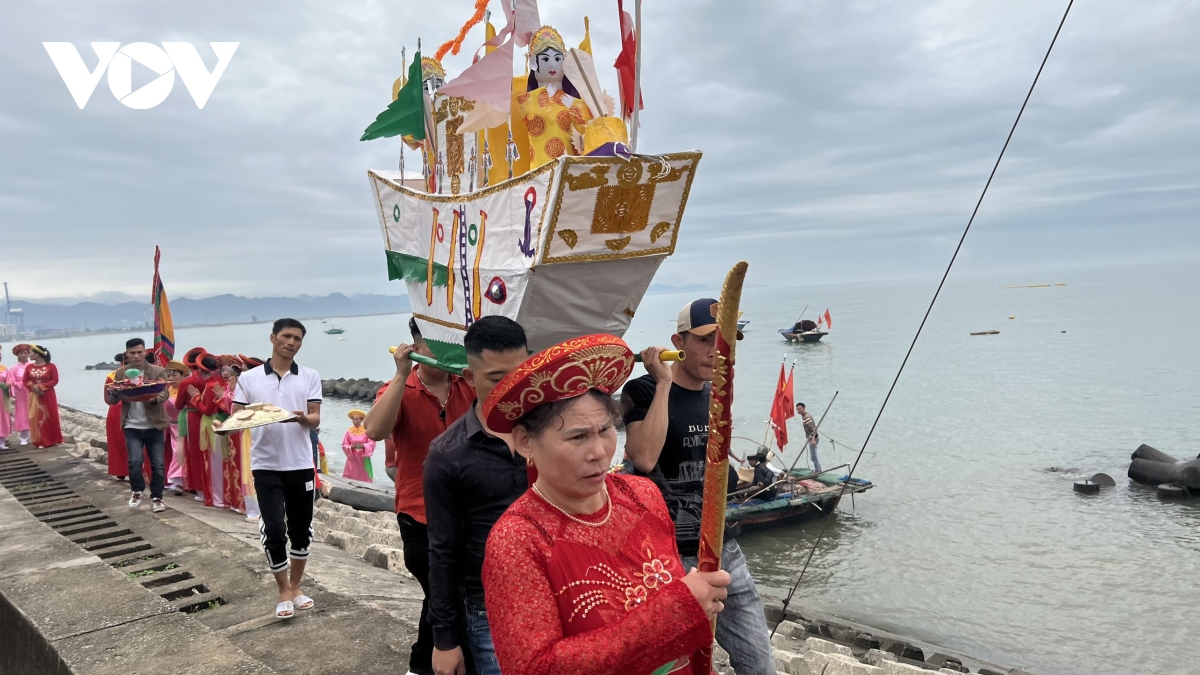 tung bung le hoi dua thuyen rong tren dao cat hai hinh anh 1