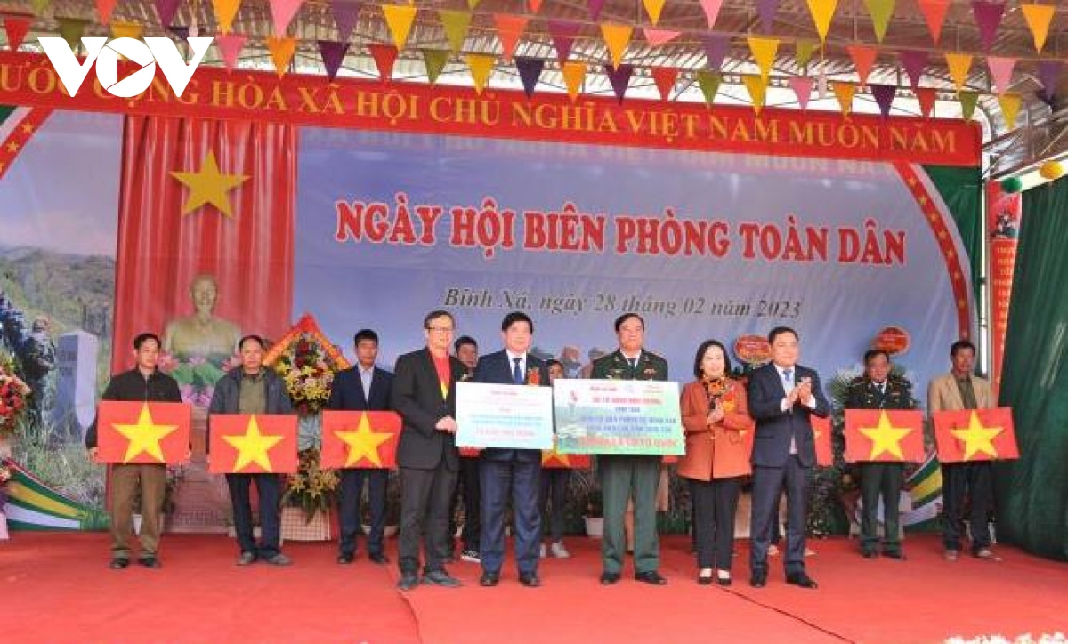 ngay hoi bien phong toan dan o khu vuc bien gioi hinh anh 2