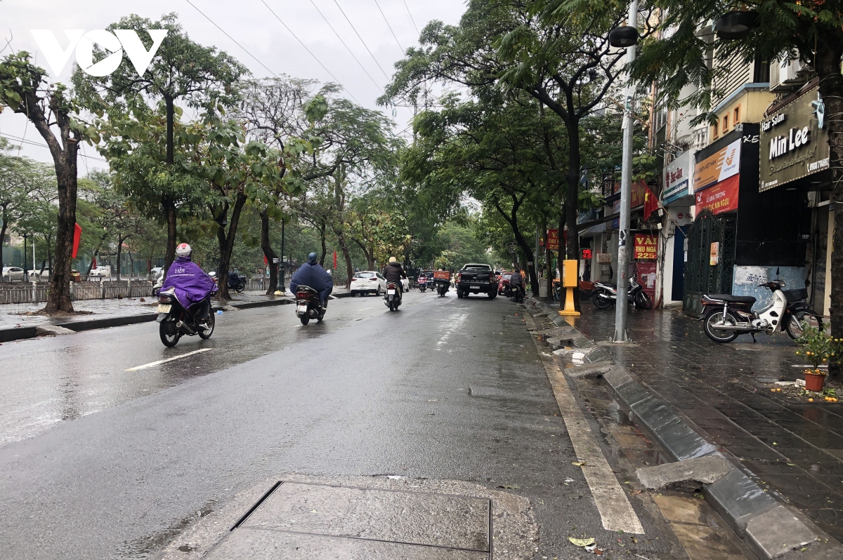 via he vua lat, nguoi dan tu xay cau dan va buc be lan chiem de buon ban hinh anh 11