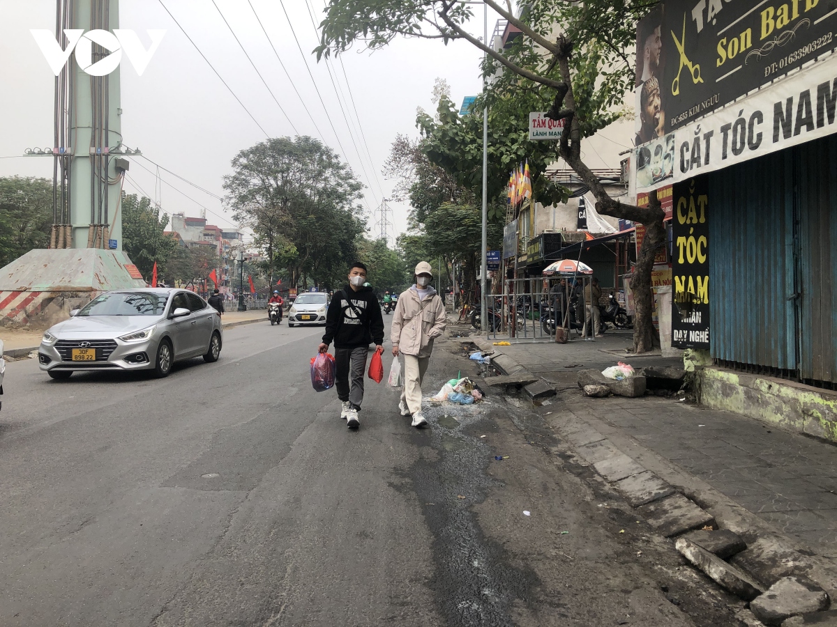 via he vua lat, nguoi dan tu xay cau dan va buc be lan chiem de buon ban hinh anh 1