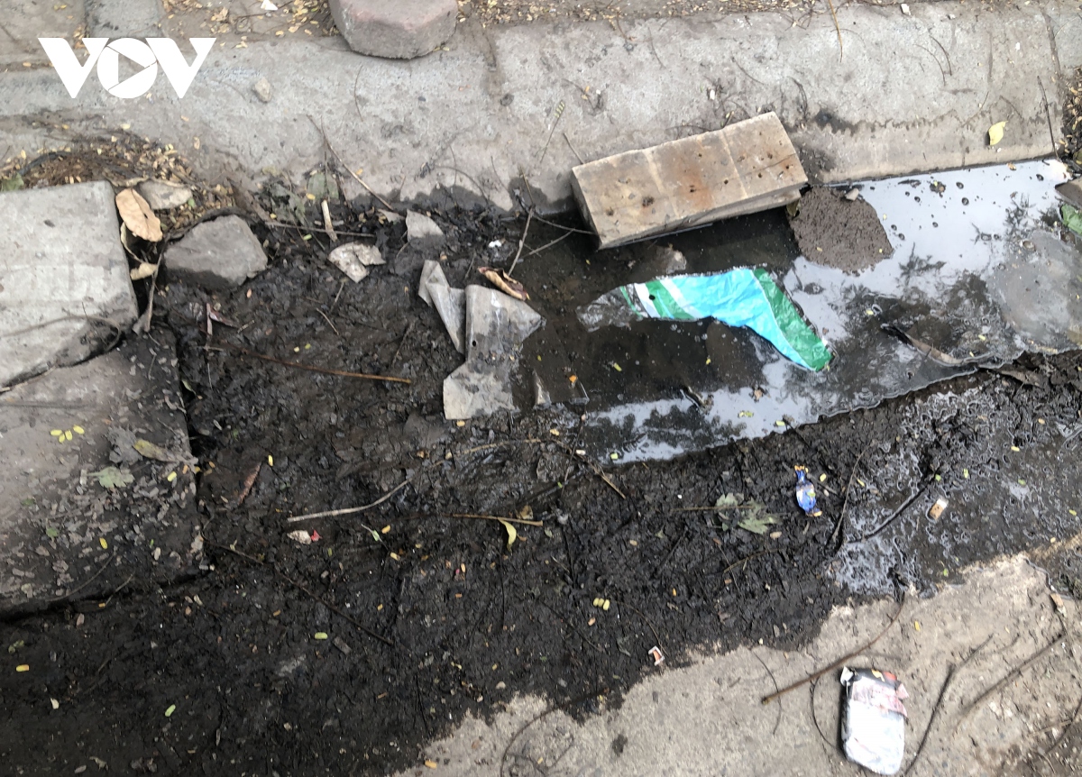 via he vua lat, nguoi dan tu xay cau dan va buc be lan chiem de buon ban hinh anh 4