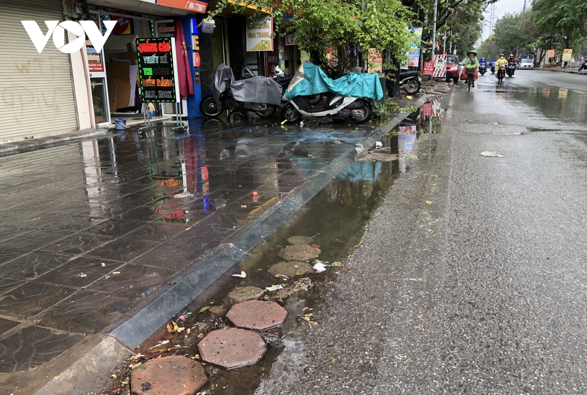 via he vua lat, nguoi dan tu xay cau dan va buc be lan chiem de buon ban hinh anh 5