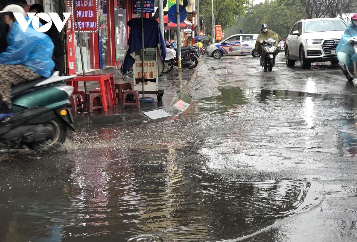 via he vua lat, nguoi dan tu xay cau dan va buc be lan chiem de buon ban hinh anh 10