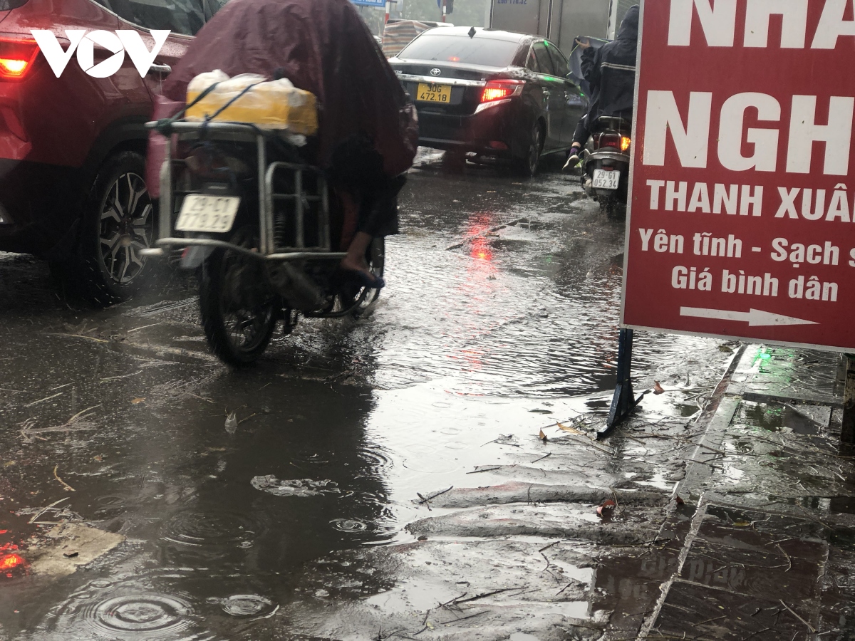 via he vua lat, nguoi dan tu xay cau dan va buc be lan chiem de buon ban hinh anh 7