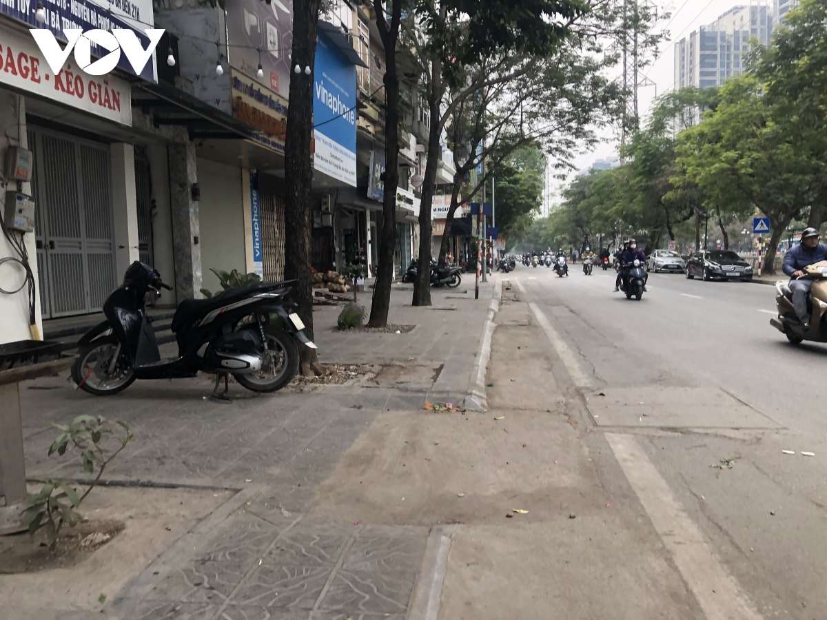 via he vua lat, nguoi dan tu xay cau dan va buc be lan chiem de buon ban hinh anh 2