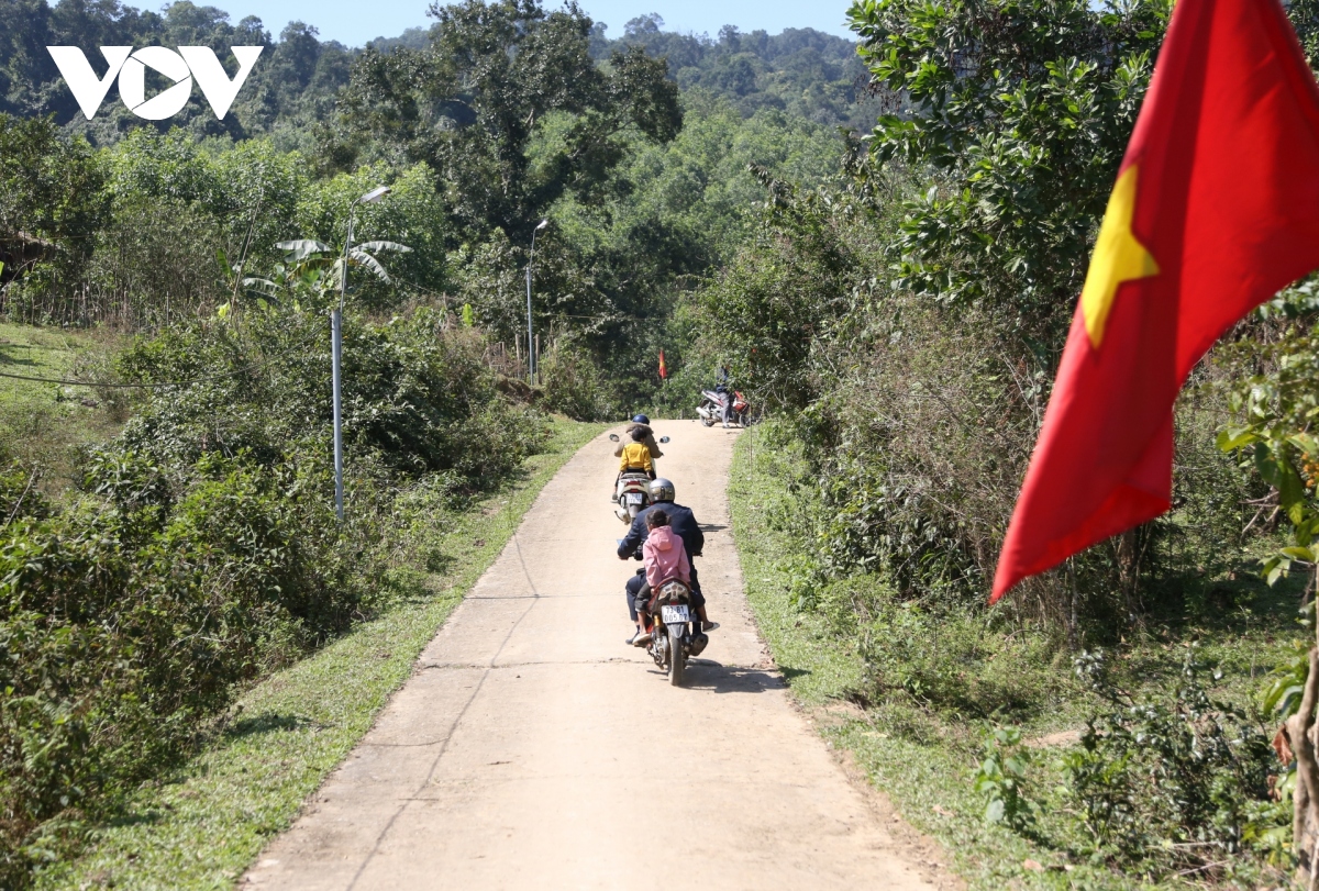 thay co mua keo banh vao tan ban, van dong hoc sinh den lop sau tet hinh anh 1