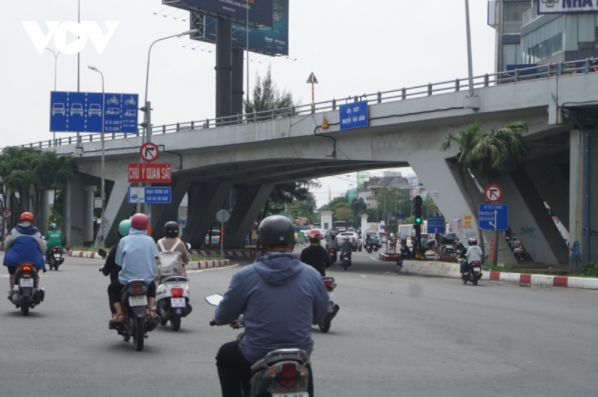 cau vuot nguyen huu canh sap thong tuyen tro lai hinh anh 2
