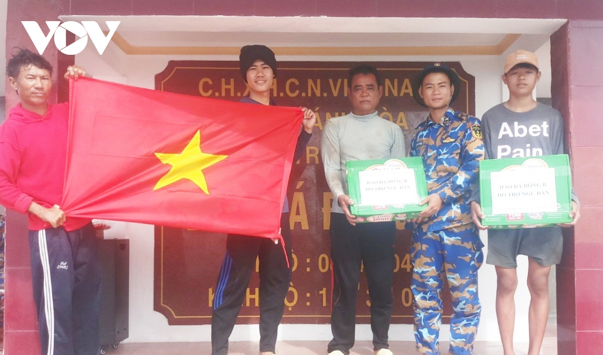 can bo chien si quan dao truong sa ho tro luong thuc va nuoc ngot cho ngu dan hinh anh 2