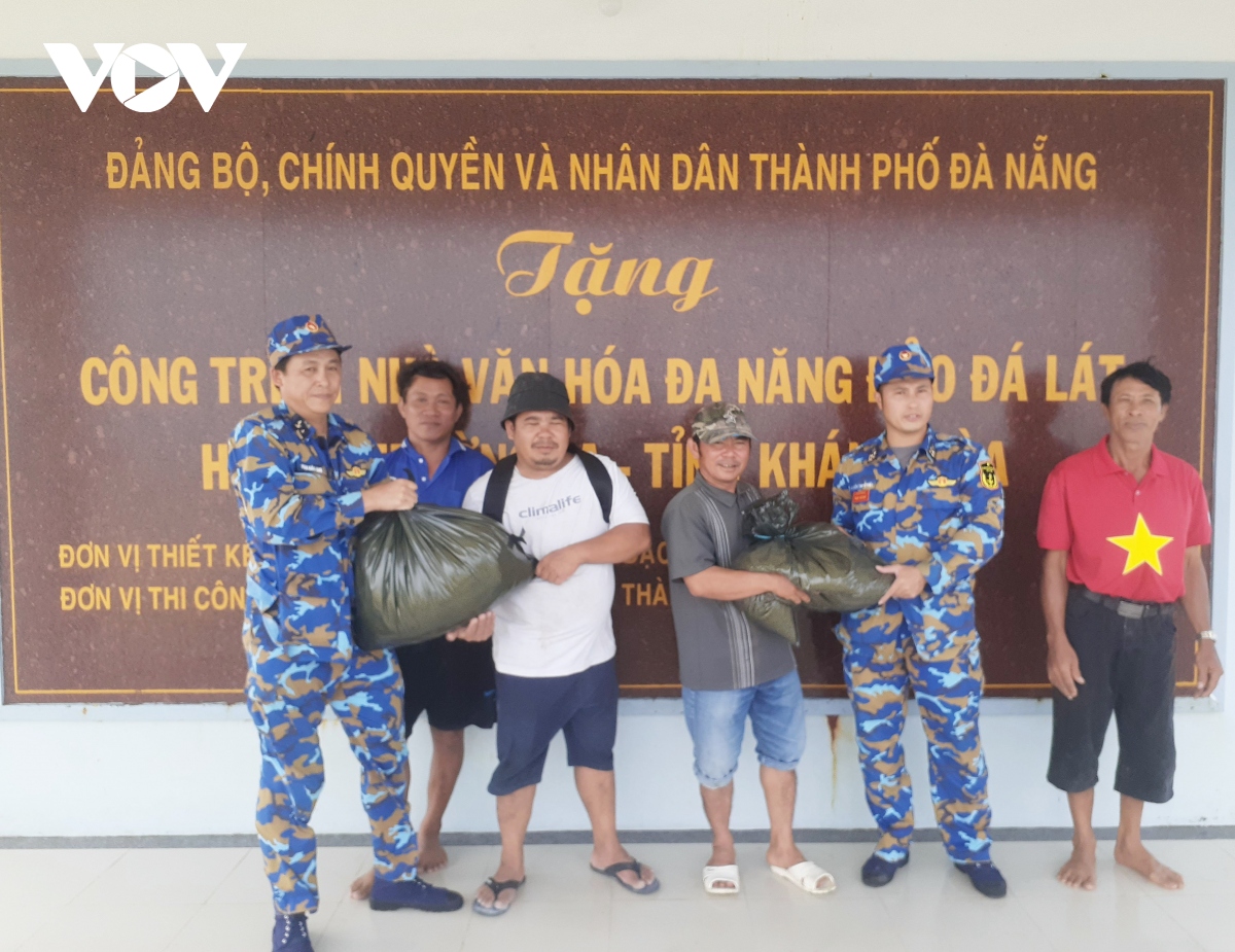 can bo chien si quan dao truong sa ho tro luong thuc va nuoc ngot cho ngu dan hinh anh 1