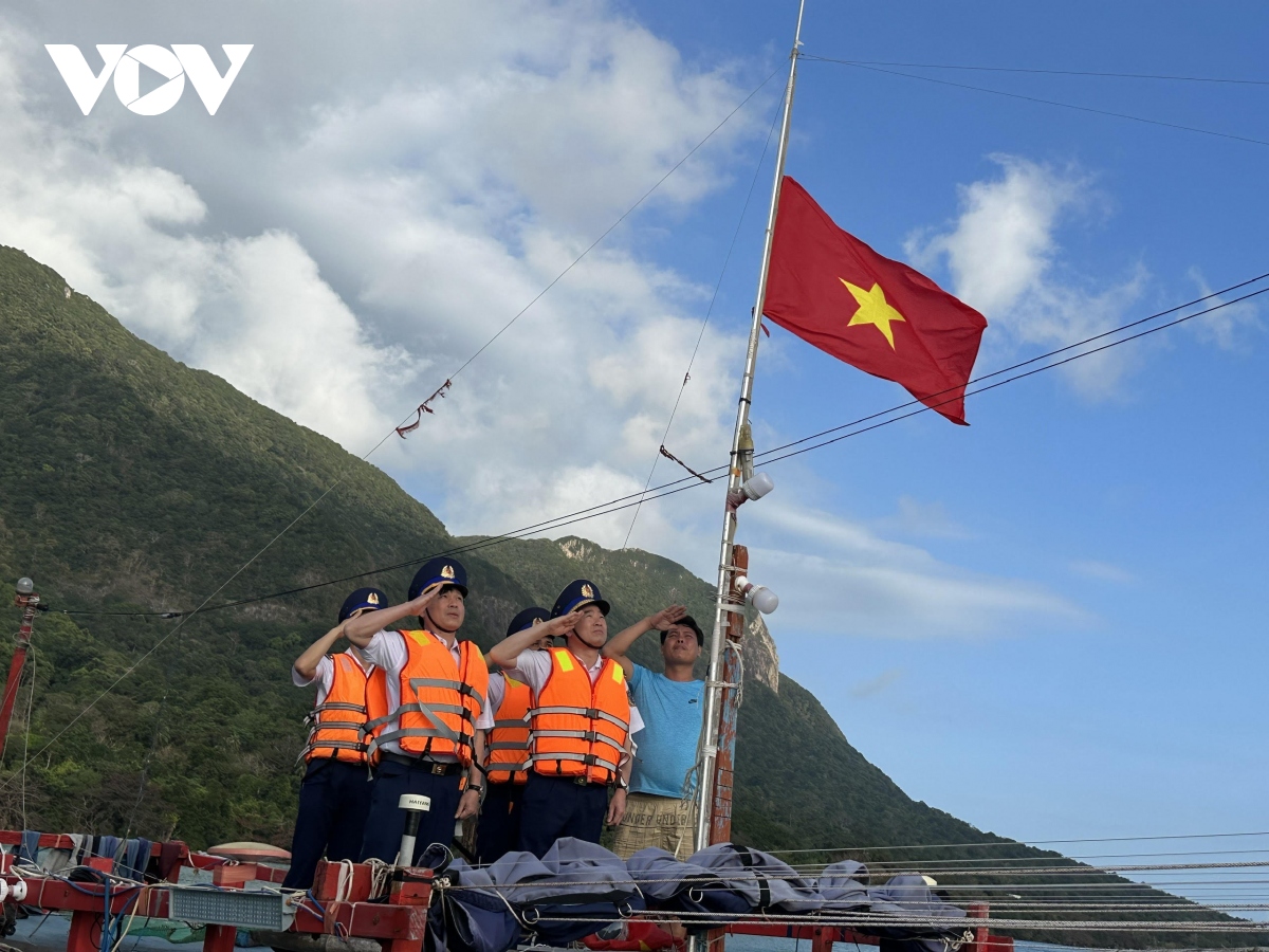 canh sat bien trao nhieu phan qua y nghia cho ngu dan con Dao hinh anh 2