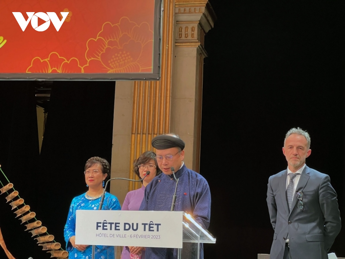 tet viet tung bung tro lai tai toa thi chinh thu do paris hinh anh 2
