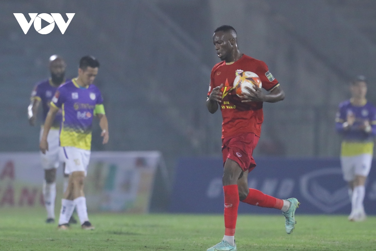 van quyet va hung dung toa sang, ha noi fc thang nhoc ha tinh hinh anh 1