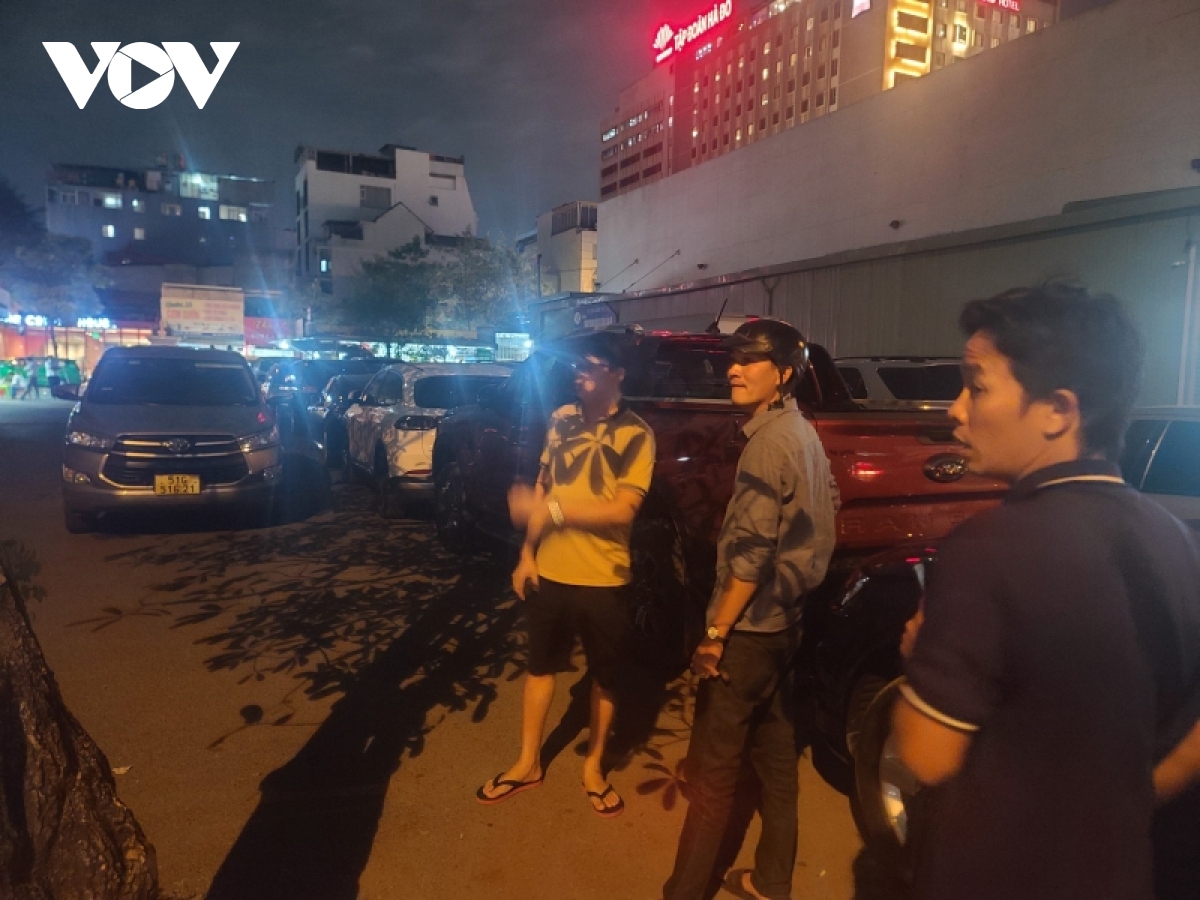 ha noi tai dien canh xep hang cho dang kiem trong dem hinh anh 2