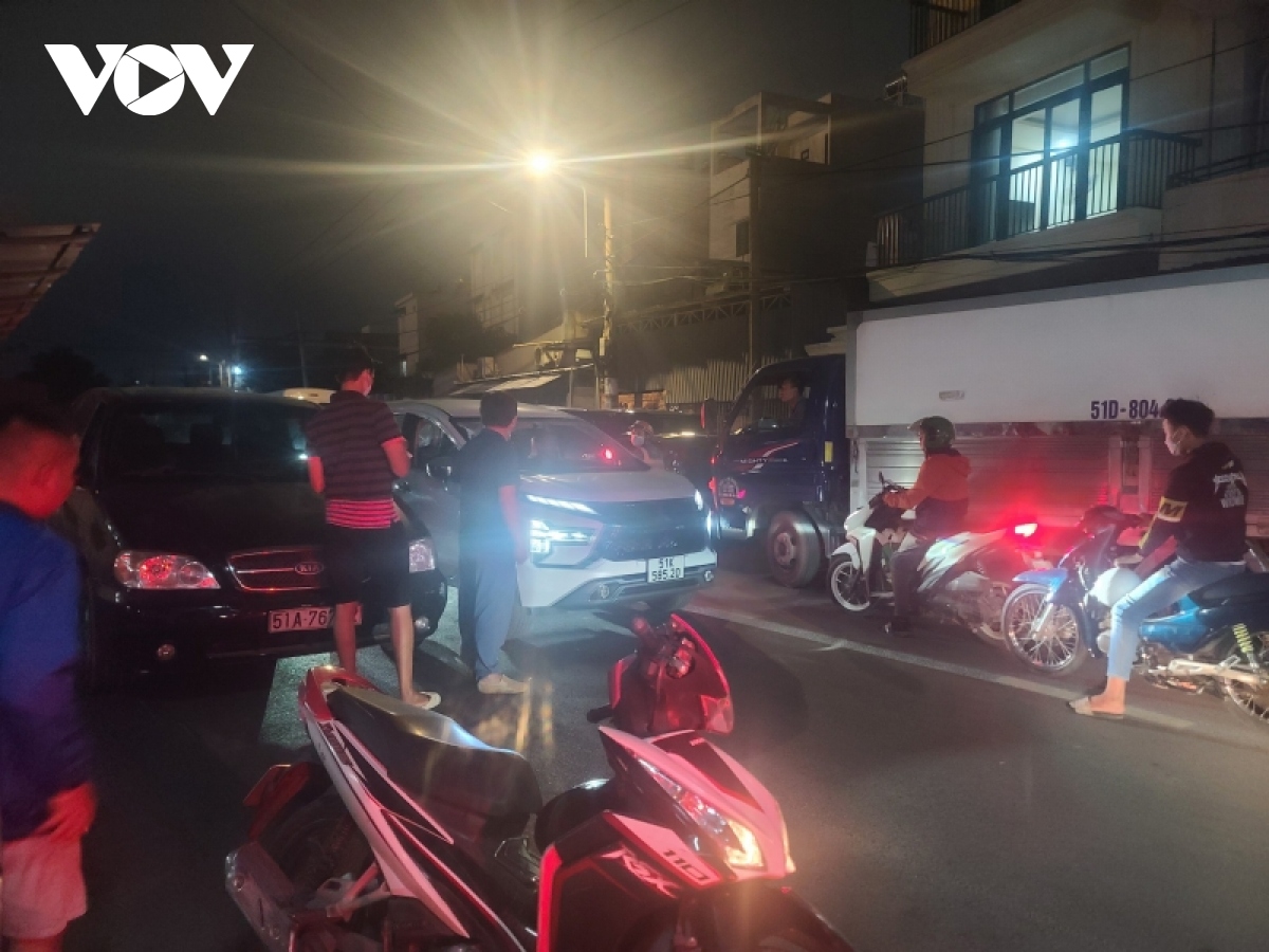 ha noi tai dien canh xep hang cho dang kiem trong dem hinh anh 4