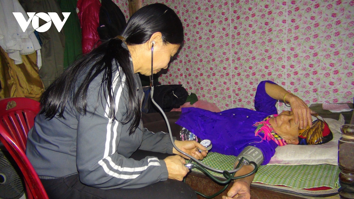 Ao blouse trang o ban hinh anh 3