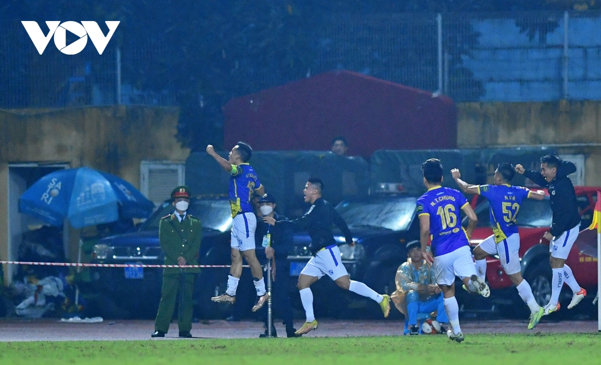 van hau thi dau khong nuong chan voi cac dong doi cu o ha noi fc hinh anh 12
