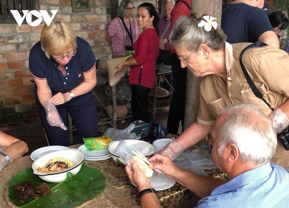 khac phuc tinh trang tau du lich huy chuyen den nha trang hinh anh 2