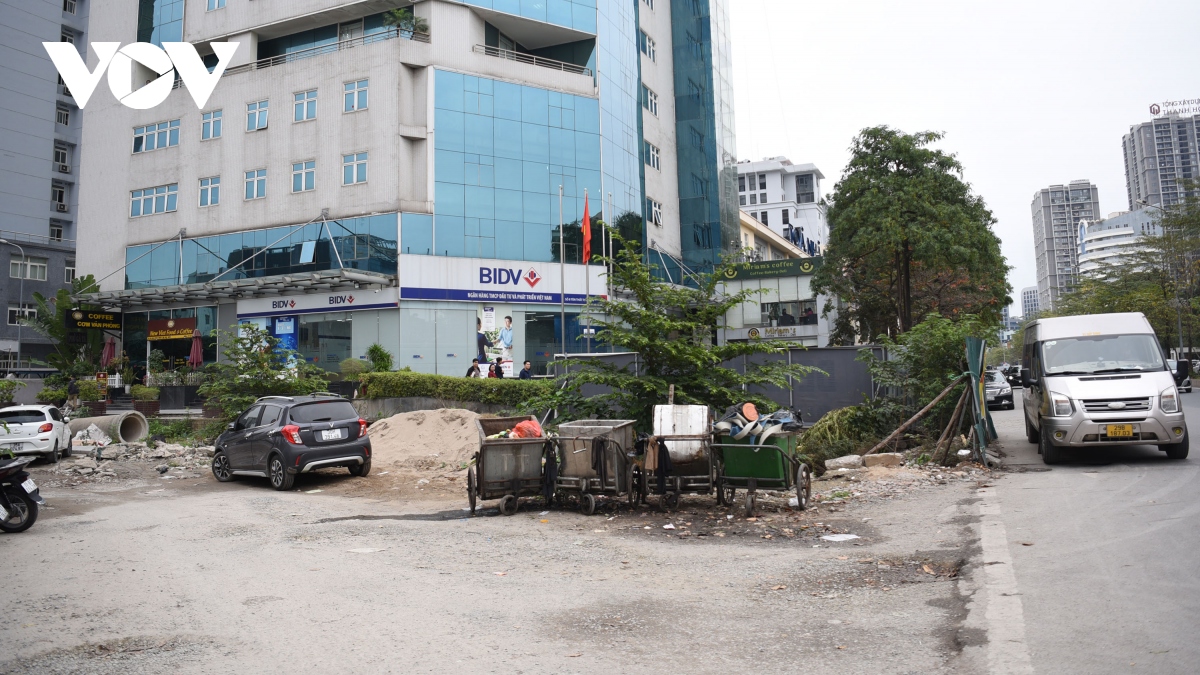 Duong thi cong do dang o ha noi nhu giang bay nguoi di duong hinh anh 1