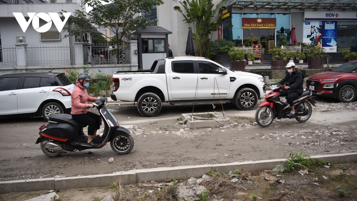 Duong thi cong do dang o ha noi nhu giang bay nguoi di duong hinh anh 3