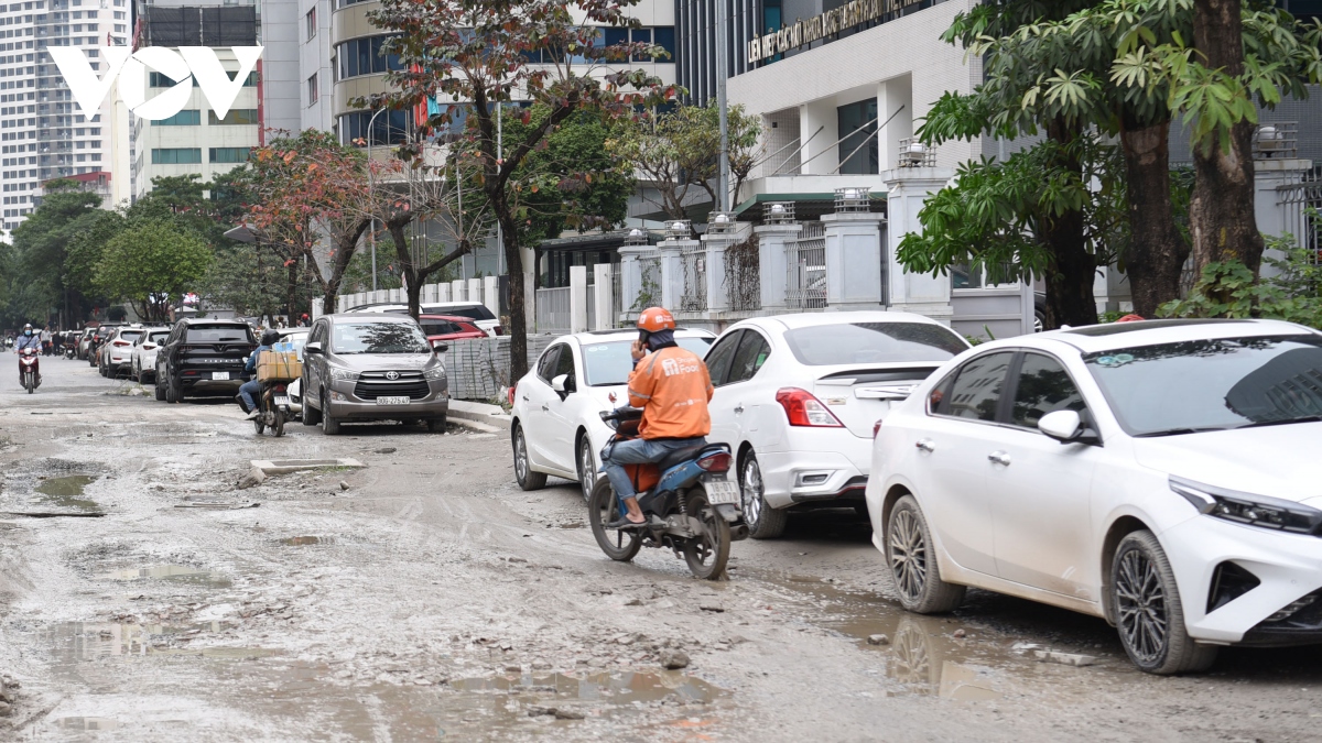 Duong thi cong do dang o ha noi nhu giang bay nguoi di duong hinh anh 7
