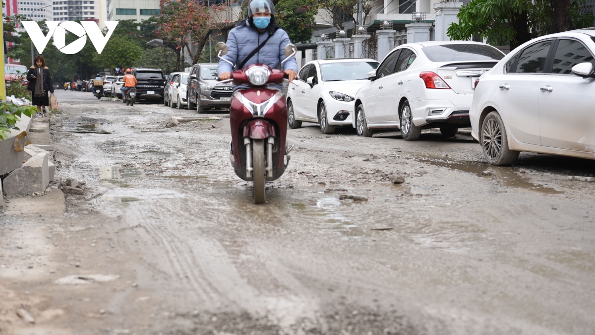 Duong thi cong do dang o ha noi nhu giang bay nguoi di duong hinh anh 6