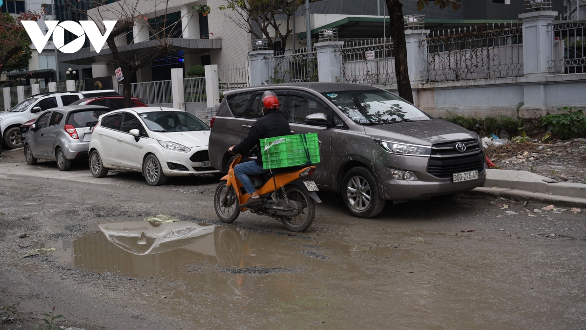 Duong thi cong do dang o ha noi nhu giang bay nguoi di duong hinh anh 5