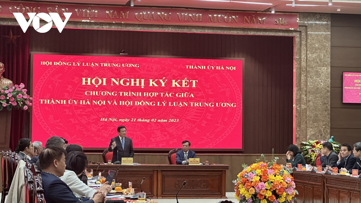 hoi dong ly luan trung uong va thanh uy ha noi ky chuong trinh hop tac hinh anh 1
