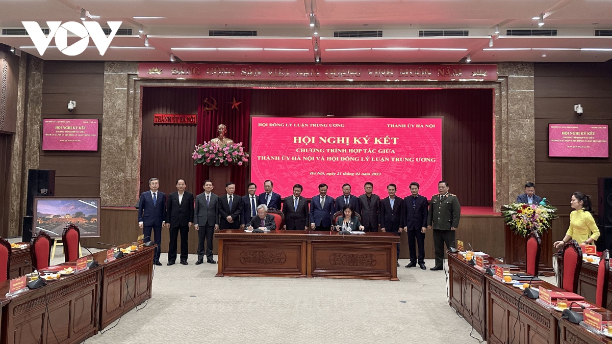 hoi dong ly luan trung uong va thanh uy ha noi ky chuong trinh hop tac hinh anh 2