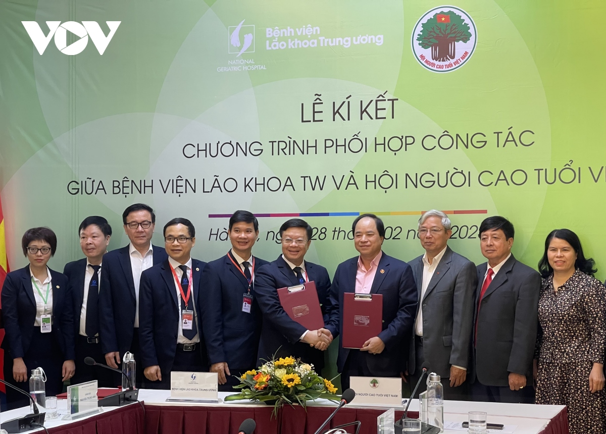 trung binh moi nguoi cao tuoi viet nam mac khoang 3 benh nen hinh anh 1