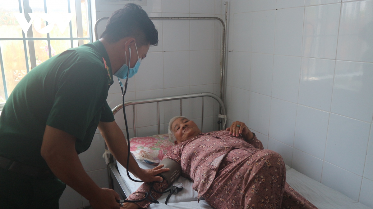 bac sy quan ham xanh soc trang nang long voi dong bao khmer vung ven bien hinh anh 3